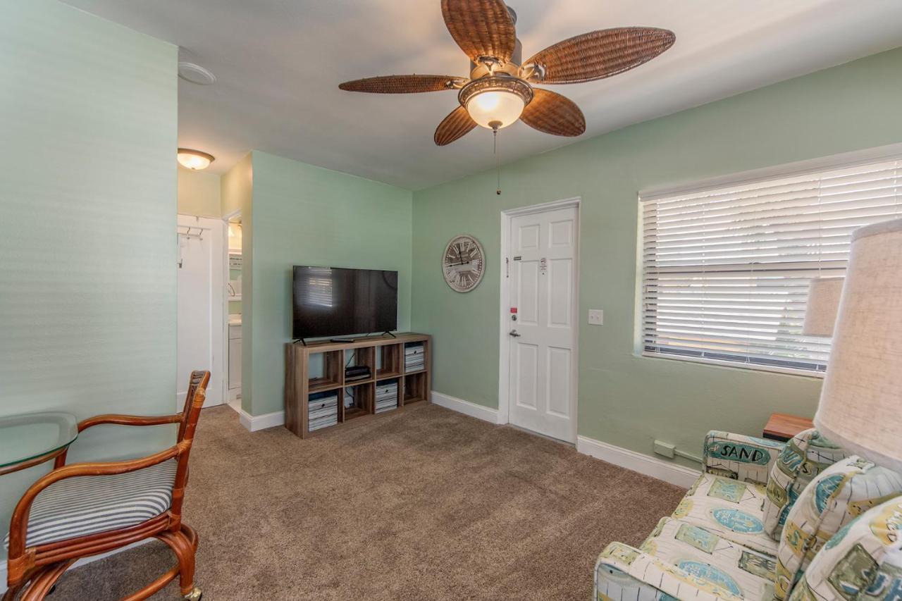 #212 Surf Song Resort St. Pete Beach Bagian luar foto